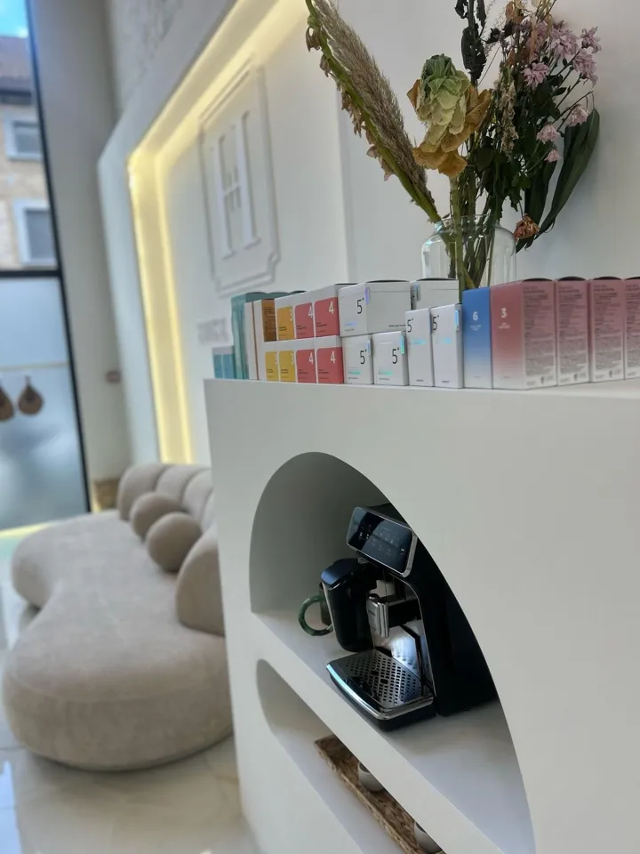 L’arche de l’accueil, la machine à café et les produits de la clinique