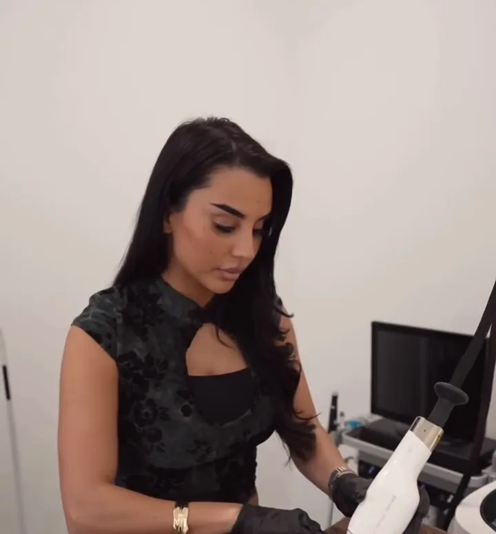 Burcu Yildirim démontre un soin au laser pendant une formation